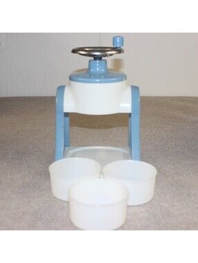 The Pampered Chef Blue and White Manual Food Chopper with Three‎ White Bowls